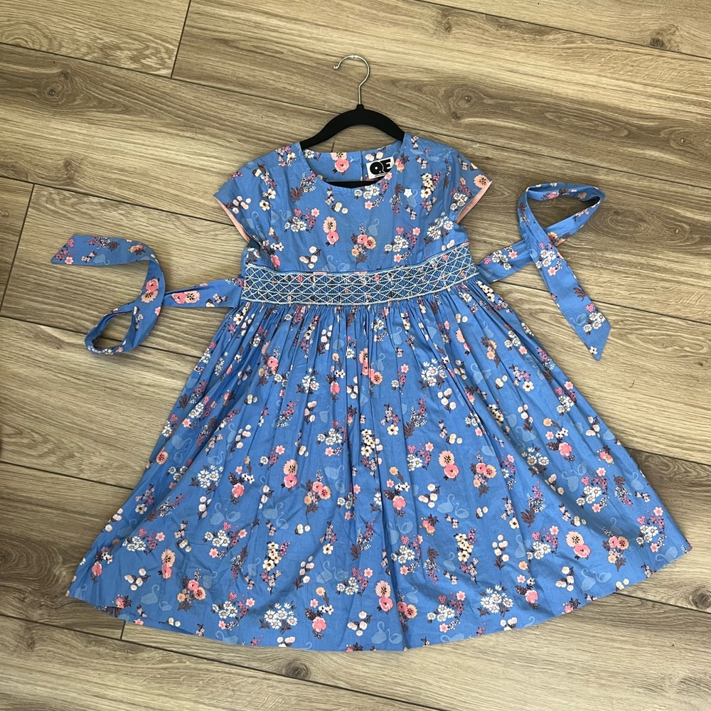 Question everything girls swan print floral smocked dress size 5-6. EUC